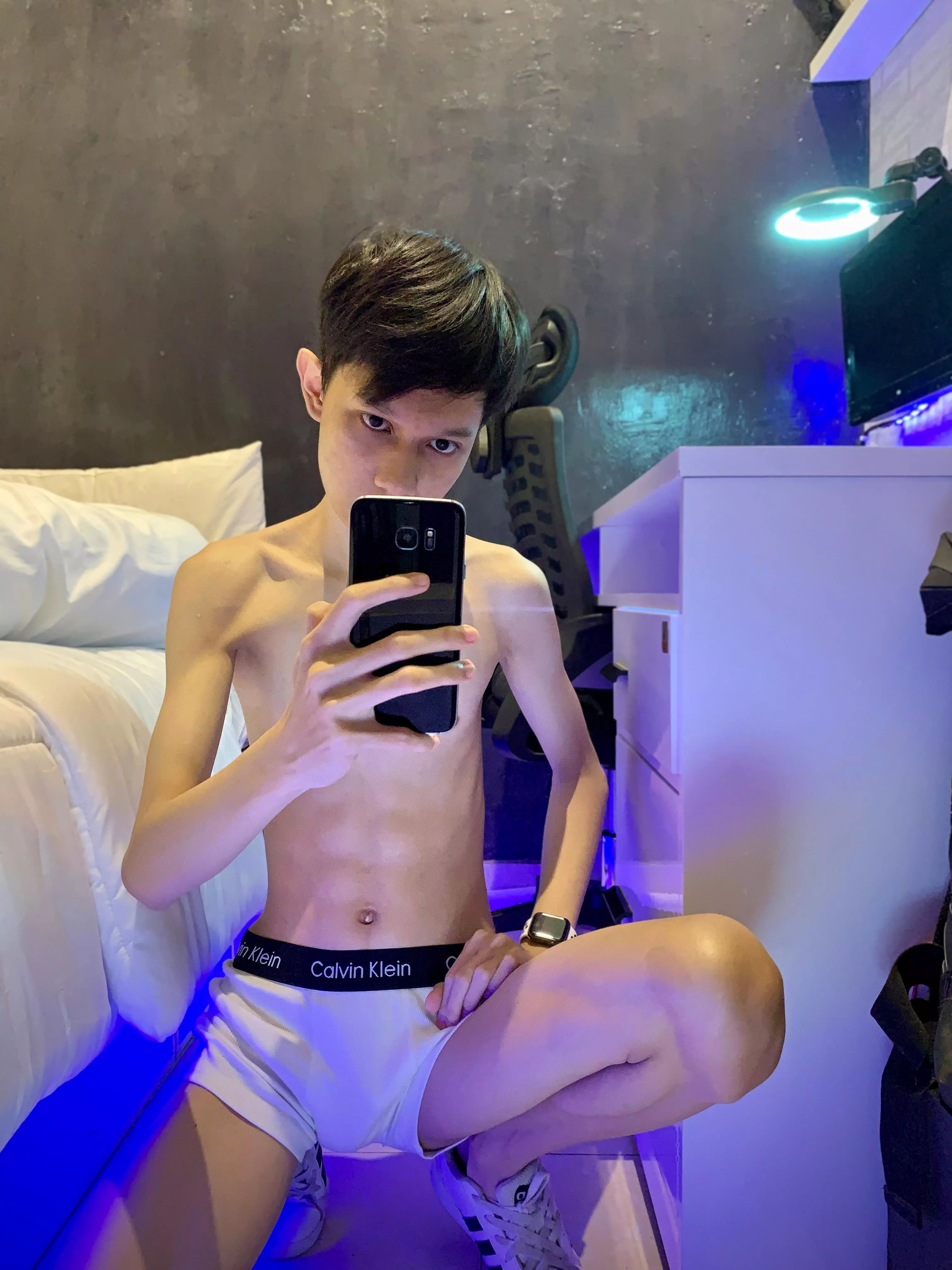 A quick selfie in a briefs ?