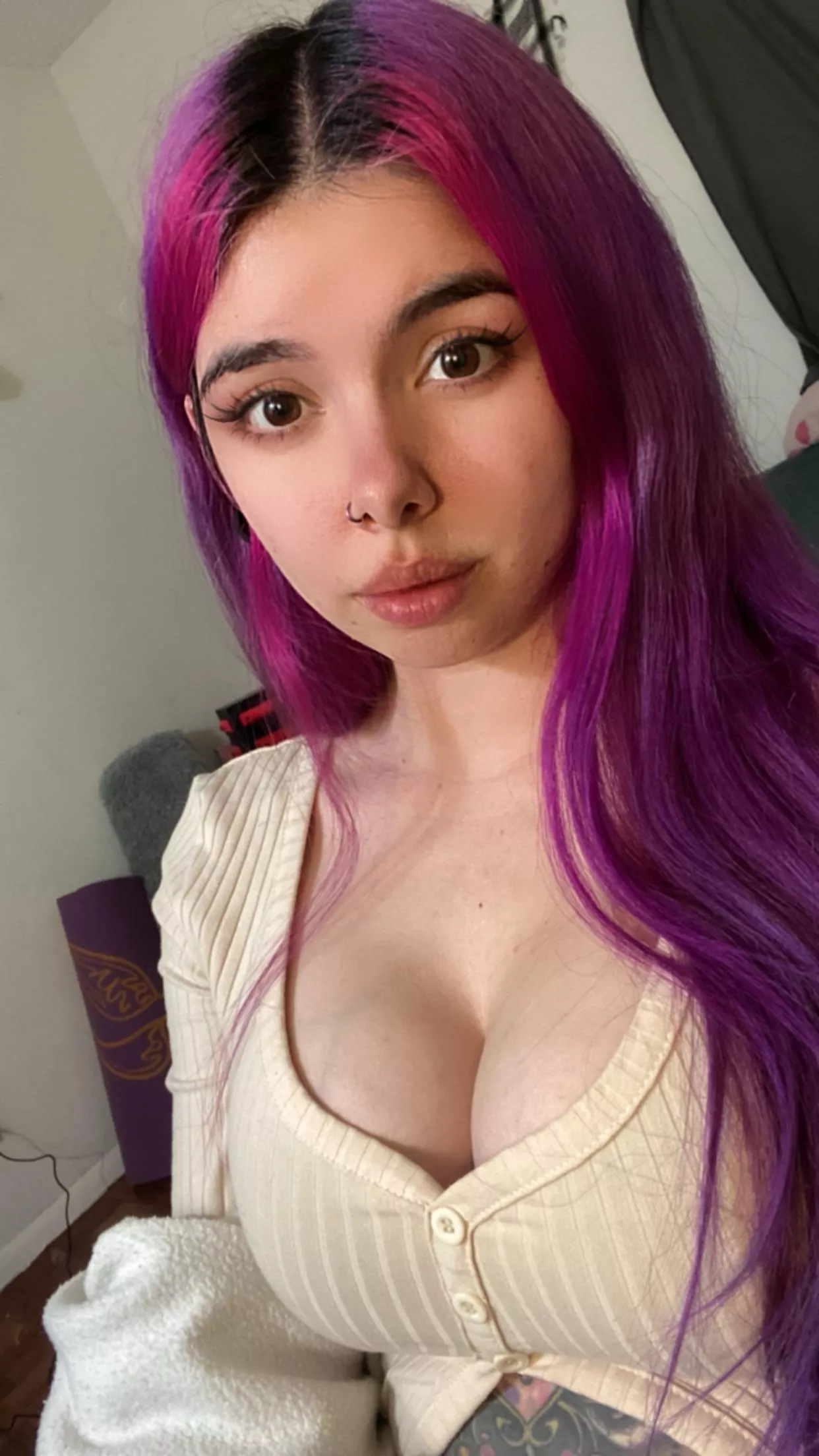 A recent selfie, a bit innocent until you discover me online 😘🖤