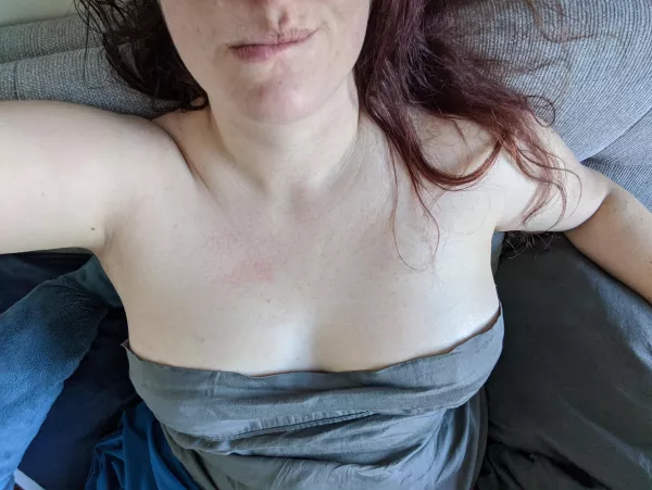 A smirk, a lipbite, messy hair, and easy access... ??