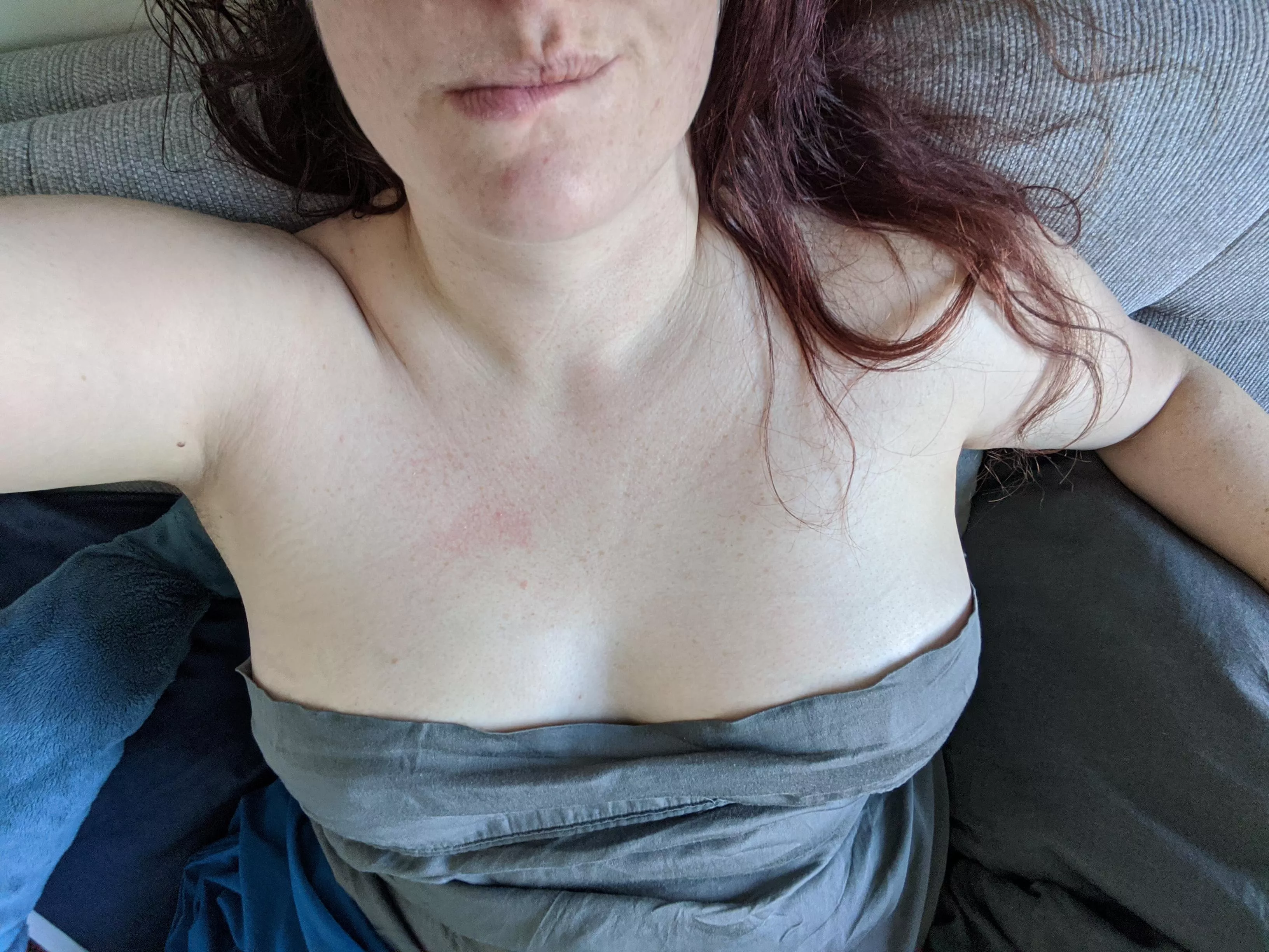 A smirk, a lipbite, messy hair, and easy access... ??