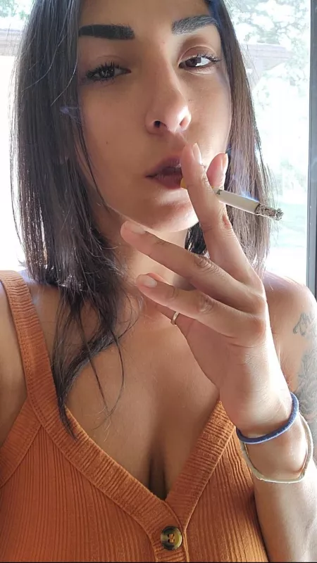 A smoking natural beauty🚬 😌