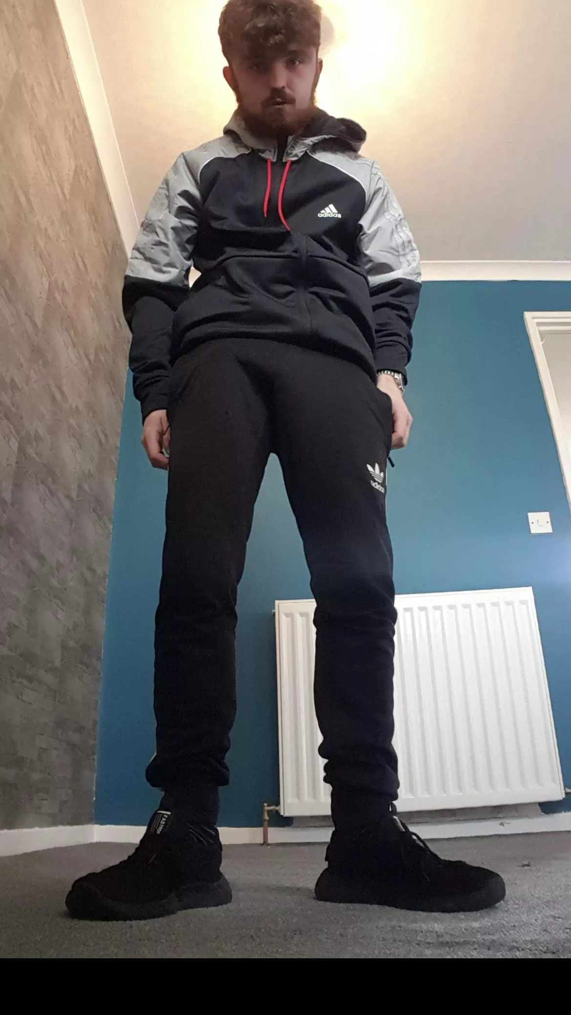 Abouta take my trackies off and cum all over you 😘