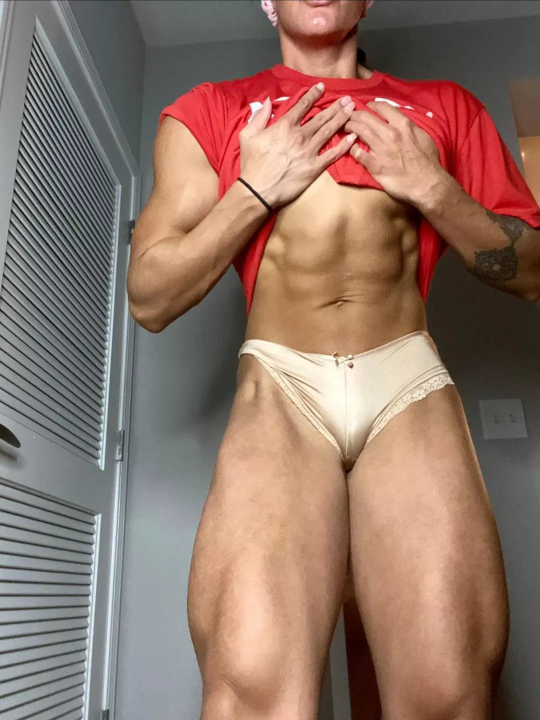 Abs, quads and my plump clit Abs, quads and my plump clit