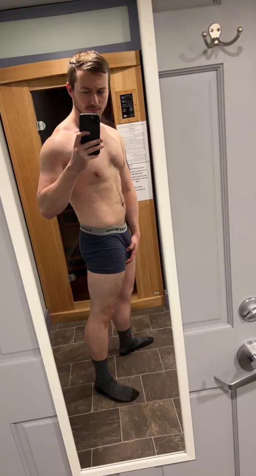 Absolutely KILLED shoulders and triceps today. Good start to the week. ☺️