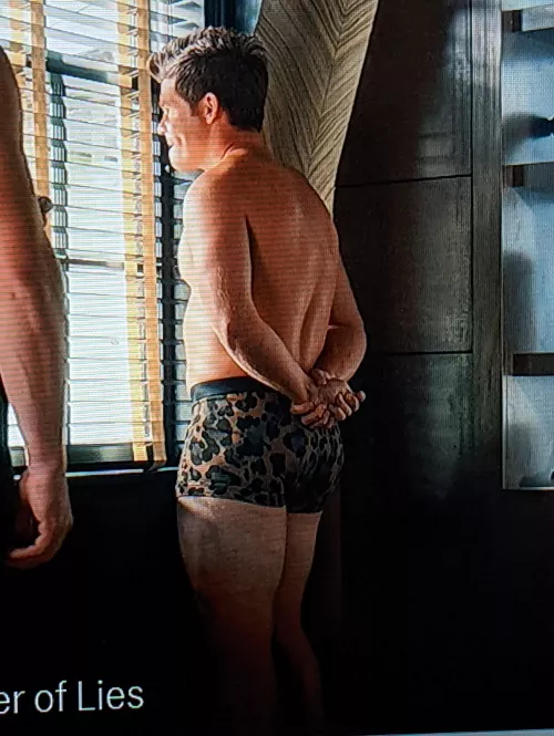 Adam Devine certainly squats! 😍🍑