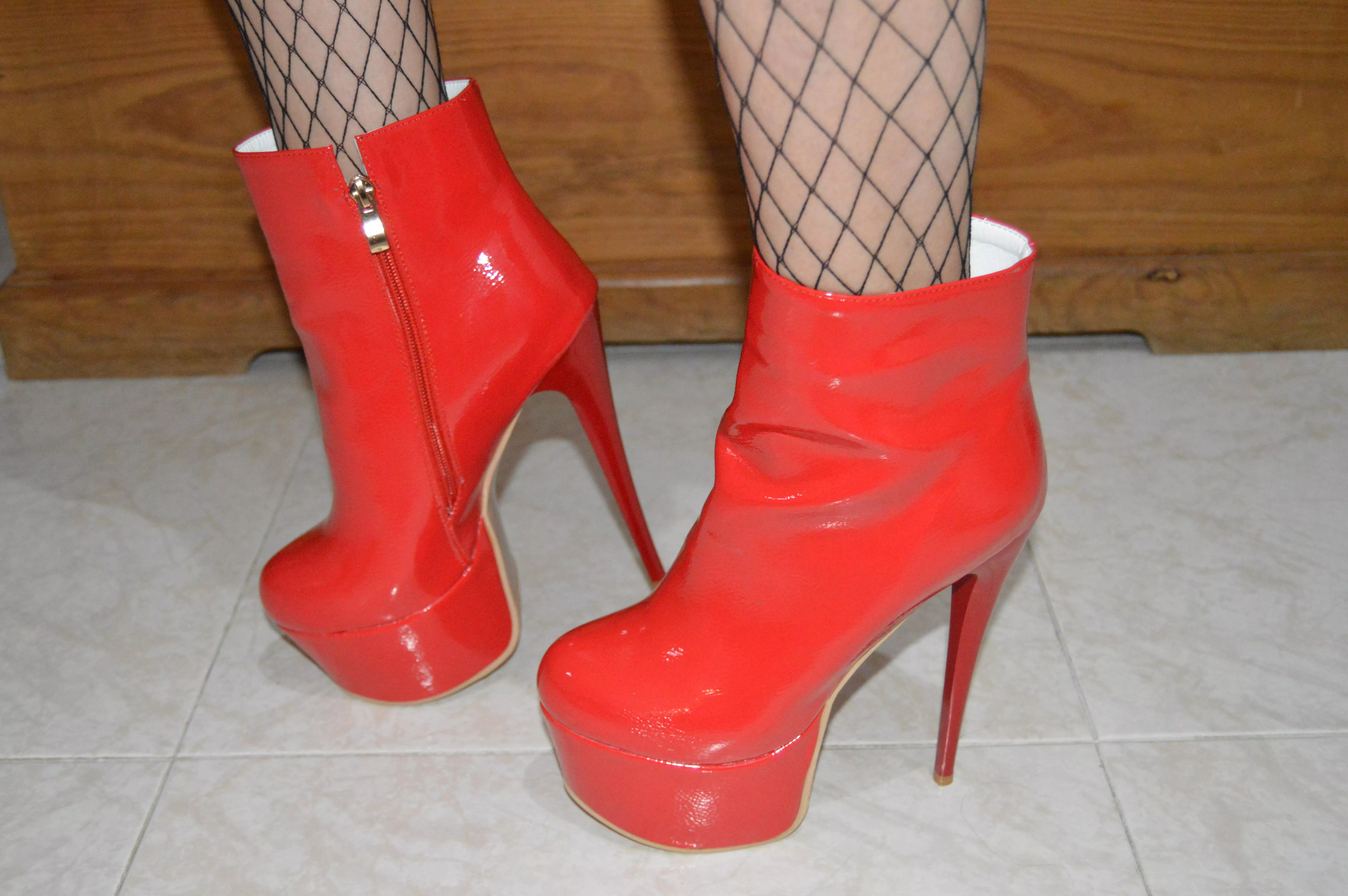 Agneta Dama on red heels Agneta Dama on red heels