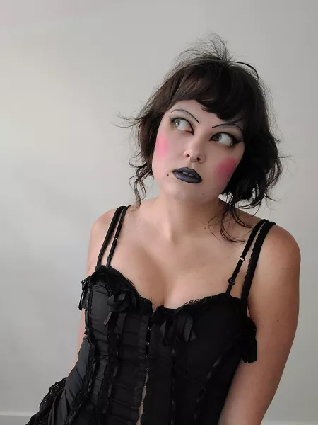 Ah yes 2 of my favorite things, dramatic makeup and being a sexy bitch Ah yes 2 of my favorite things, dramatic makeup and being a sexy bitch