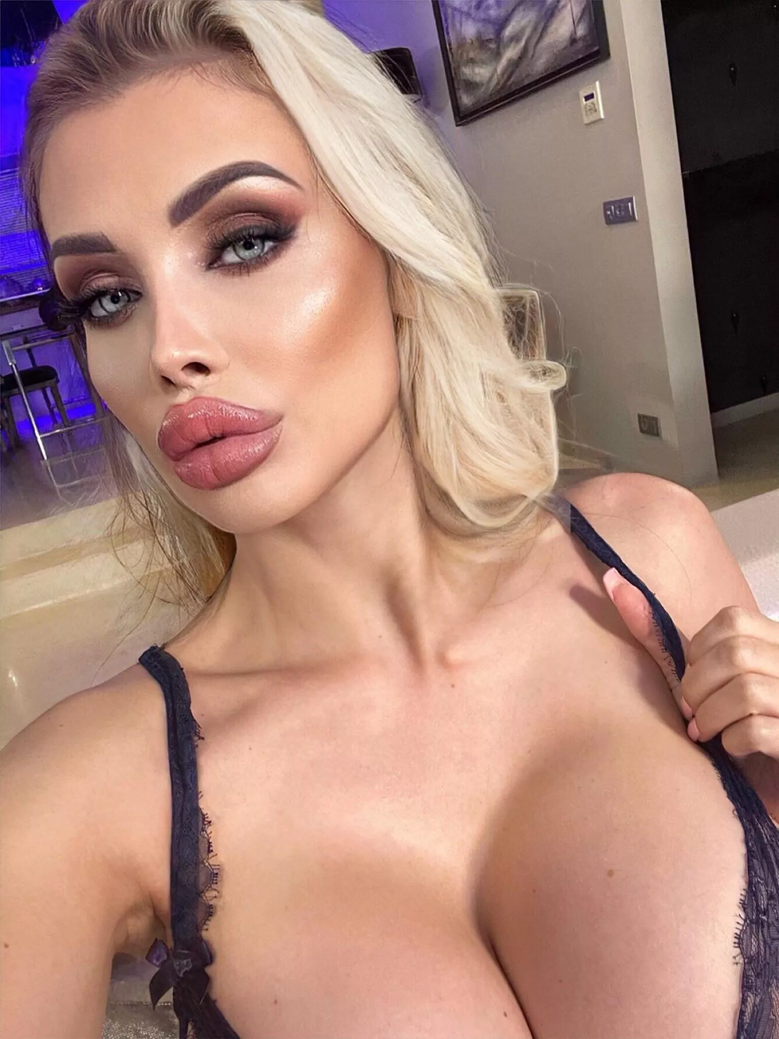 Aletta is perfect for bimbo lovers Aletta is perfect for bimbo lovers