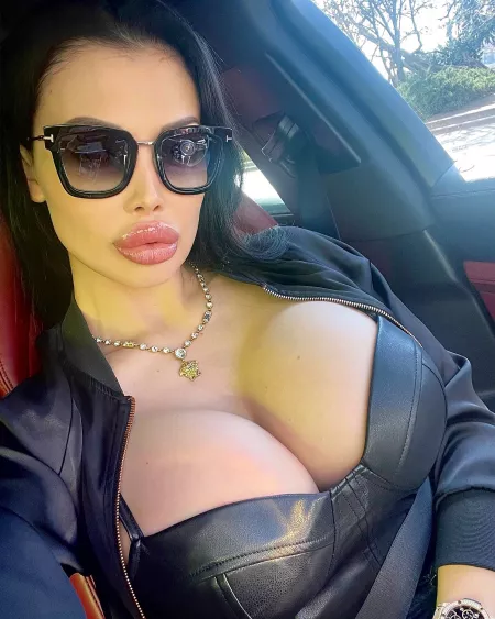 Aletta Ocean - Car Selfie