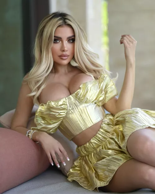 Alexa Dellanos golden girl Alexa Dellanos golden girl