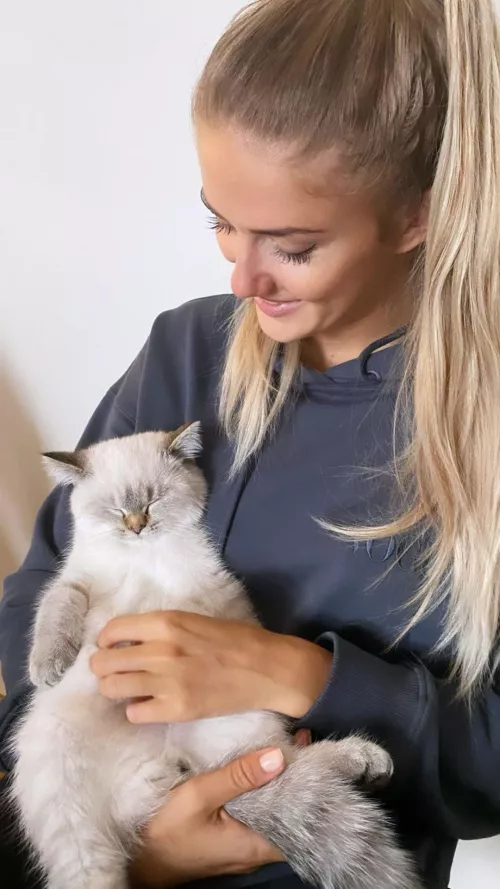 Alica Schmidt and her cat Alica Schmidt and her cat