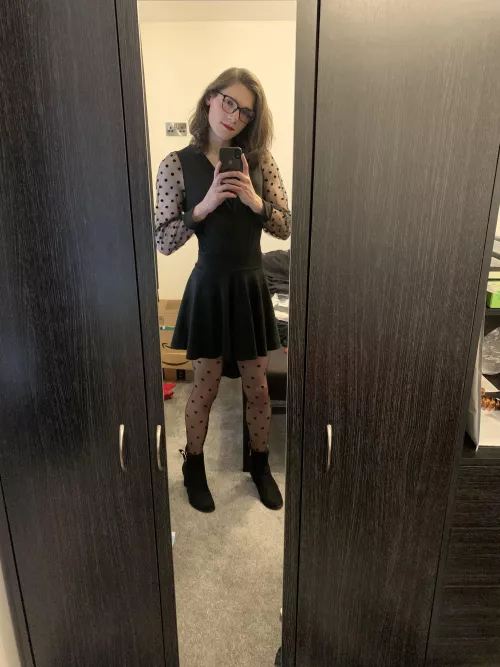 All black with some polka dots, so cute!!!! 🥰🥰