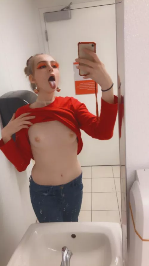 All the good employees take titty selfies ❤️