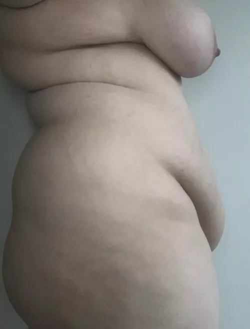 All this delicious fat 🥵😋 What’s your favorite part? Mine is my belly- duh 🥰