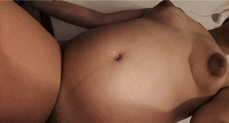 almost 6 months 🙈 so long to go… who wants to watch me throughout my journey? if you are wanting pregnancy content you’re looking at the right milf😛treat me daddy🍭