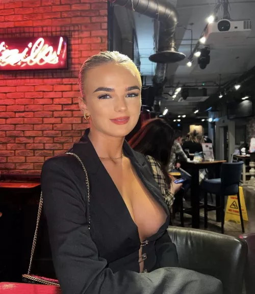 Almost a nipslip Almost a nipslip