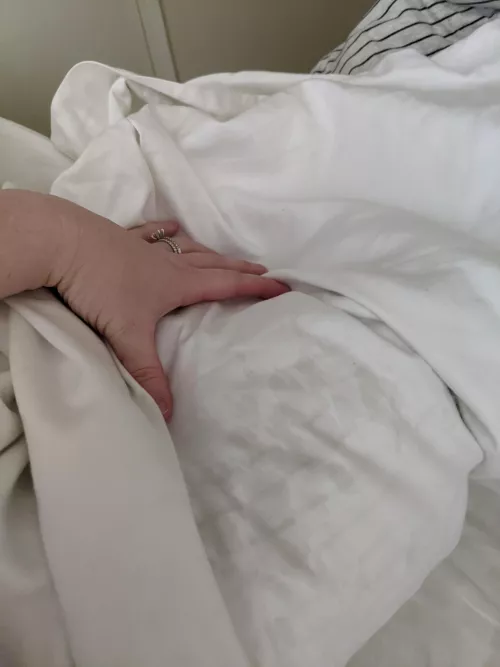 Always cracks me up when I find this at the foot of the bed 😆