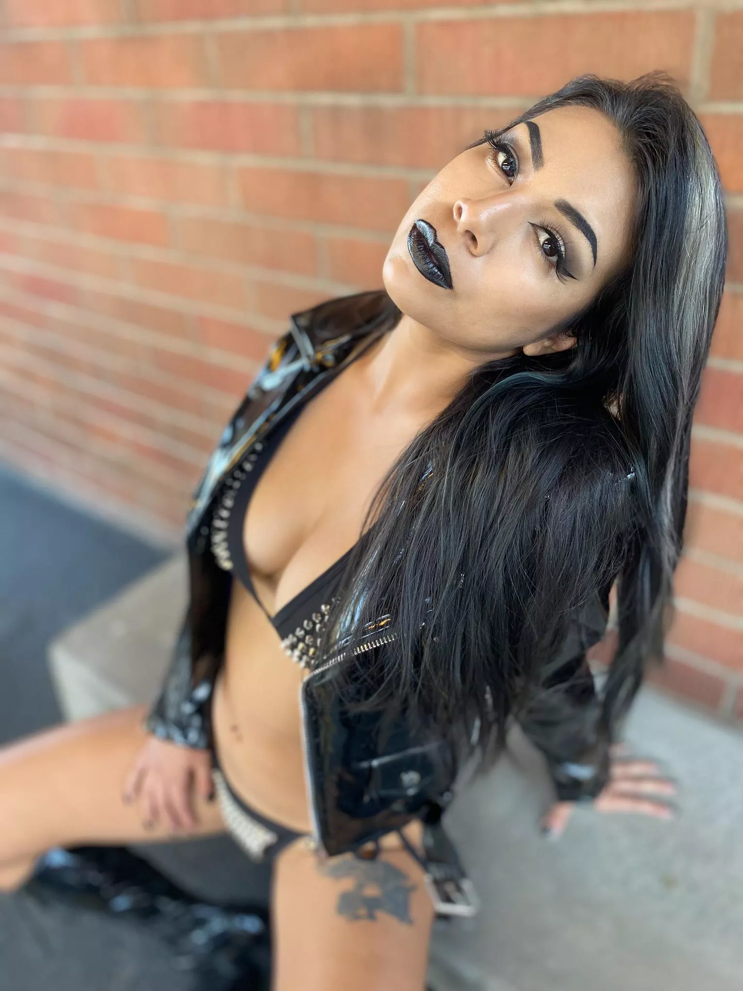 Always horny, always in black ??