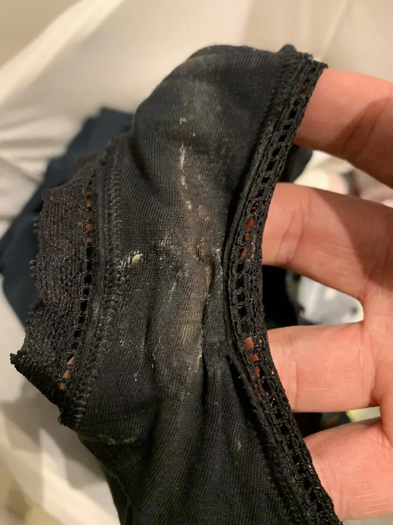 Always love visiting my friends house- the laundry basket is in the bathroom, had a long sniff on his girlfriends sweaty and pissy panties. Spoke to her straight afterwards with the taste on her grool still on my tongue 😈