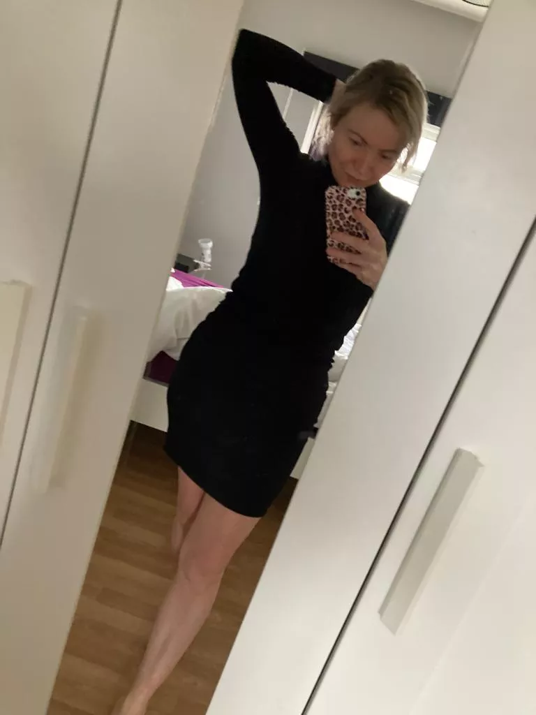 Always thinks it's classier to show just one area of skin 😊 Always thinks it's classier to show just one area of skin 😊