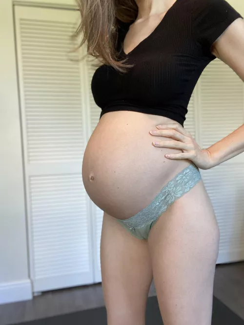 Am I cute with my little bump? Am I cute with my little bump?