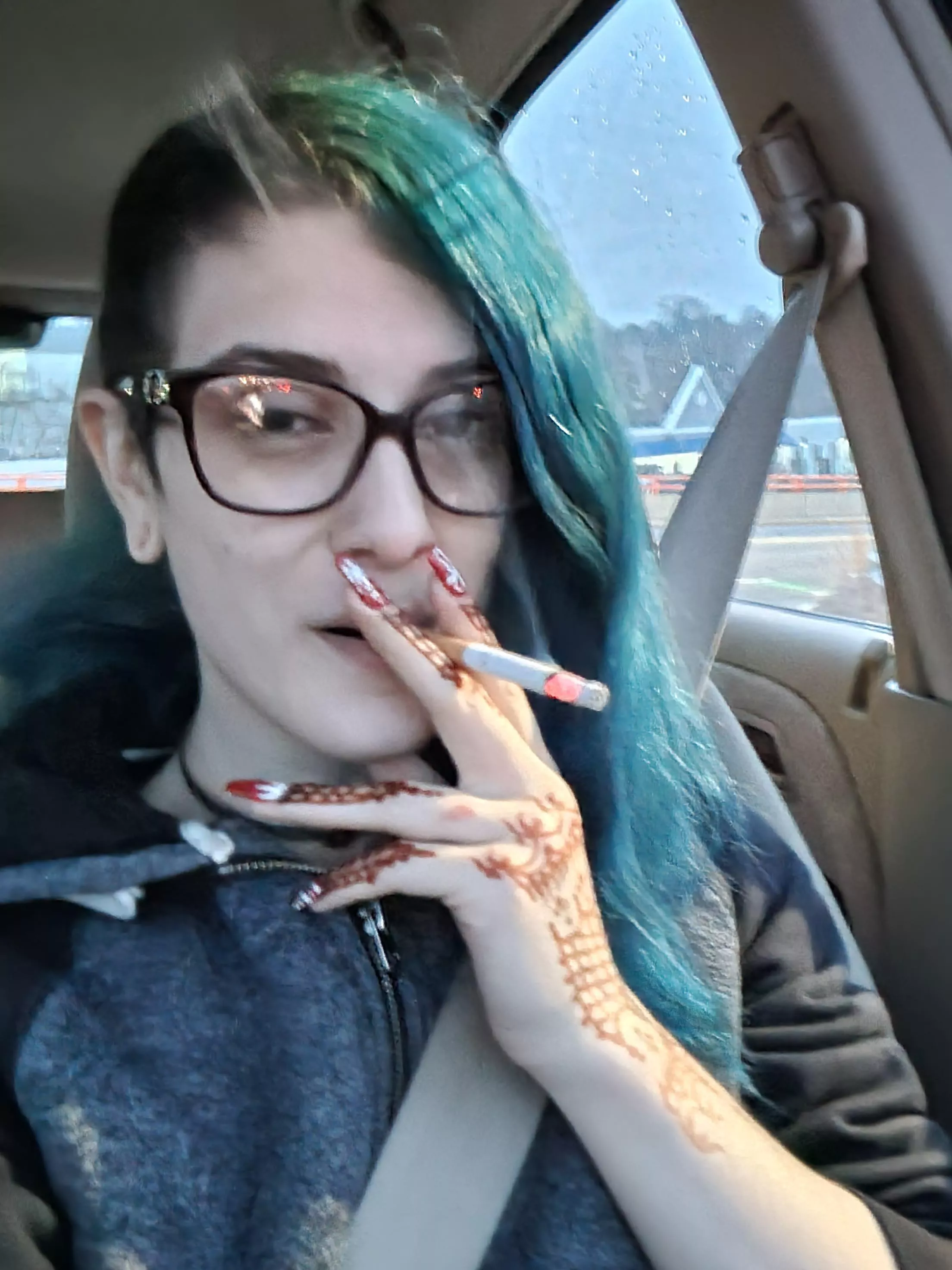 Am I still cute with glasses and no makeup coming off an 8 hour flight? Be nice 🥰