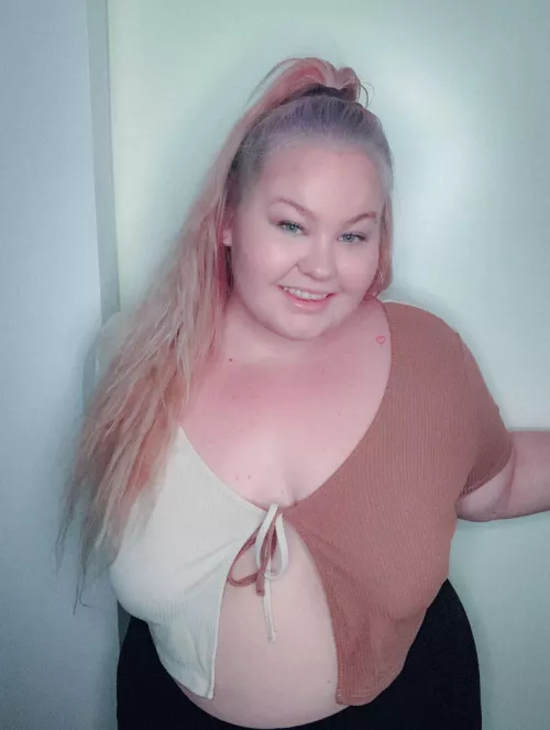 am i the only one who never smiles in pics?🧐