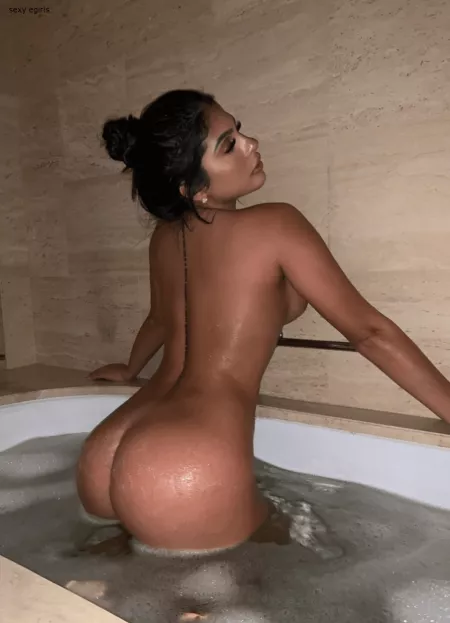 Amanda Trivizas displays her amazing curve Amanda Trivizas displays her amazing curve