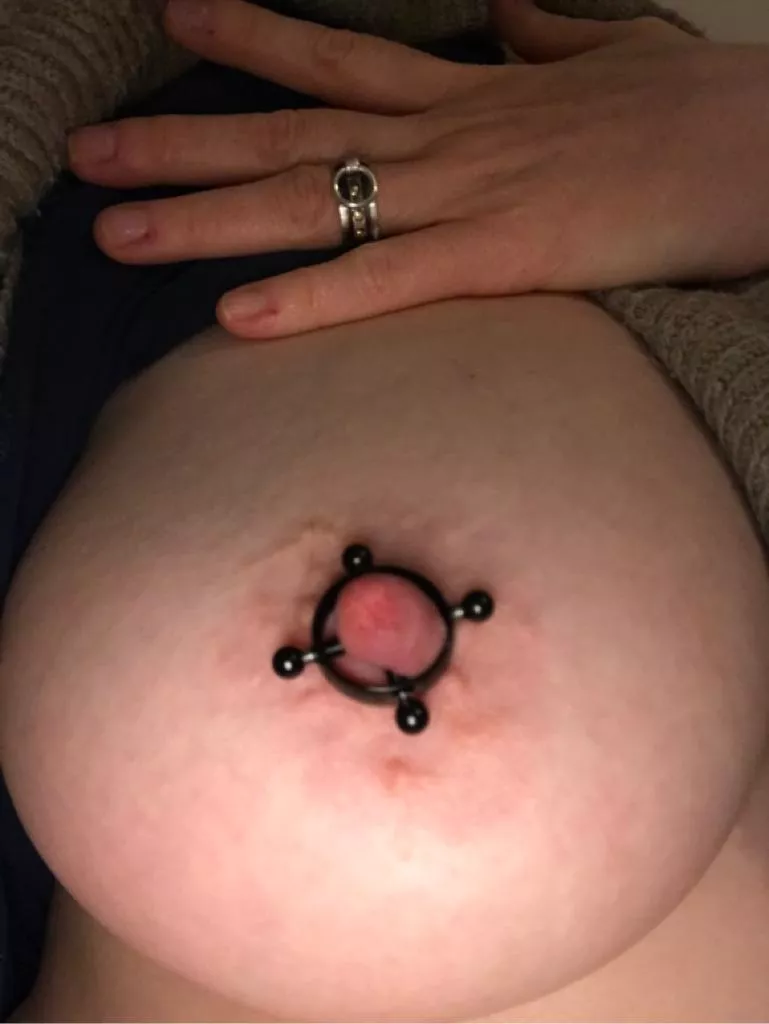 Amongst her favourites, Black Four points Amongst her favourites, Black Four points