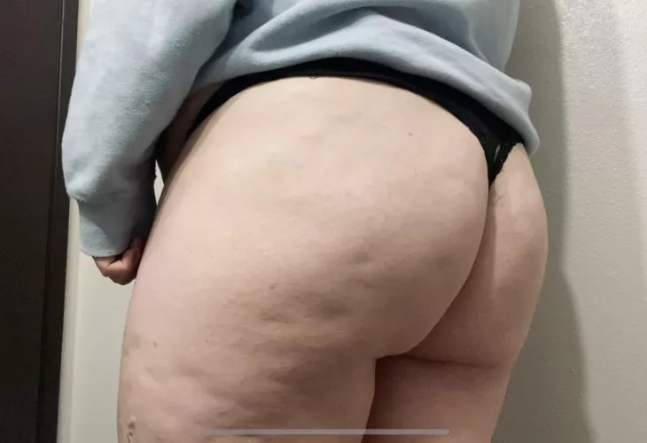 An ass that swallows up a thong 😈👅 An ass that swallows up a thong 😈👅