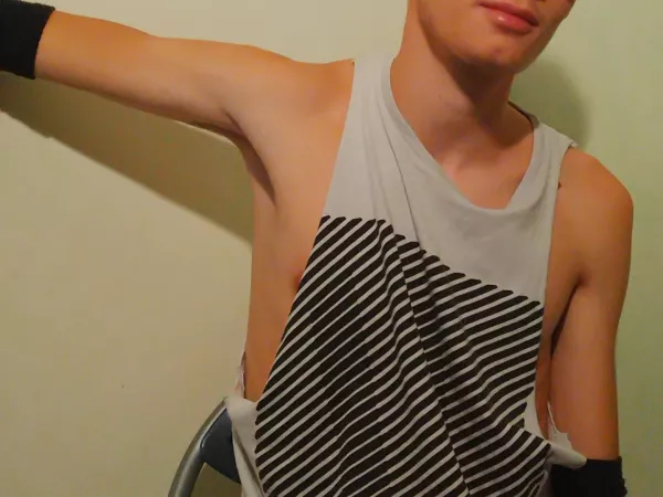 An old summer top ; it was probably a bit too cut ☹️