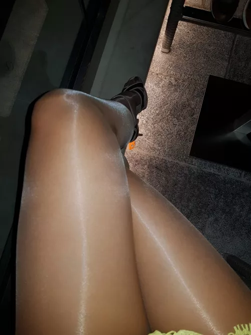 An ultimate shine of slutty long legs