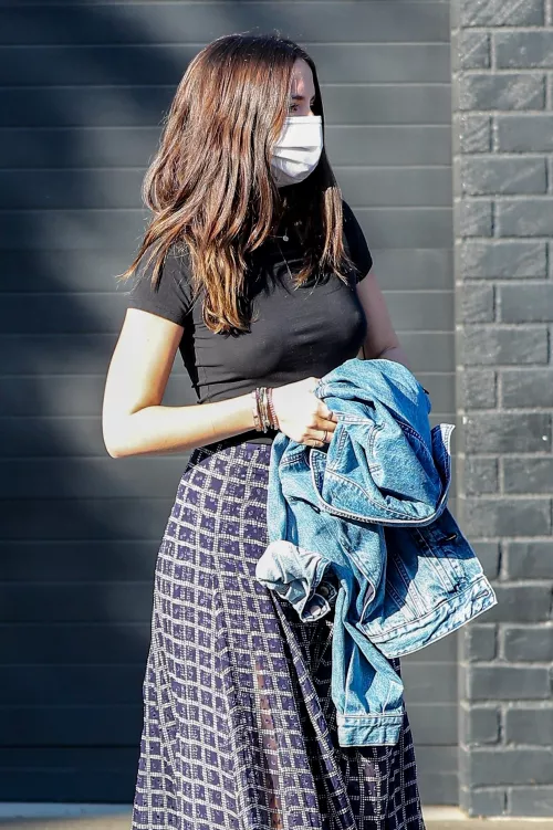 Ana de Armas forgets to put on a bra but not the 😷