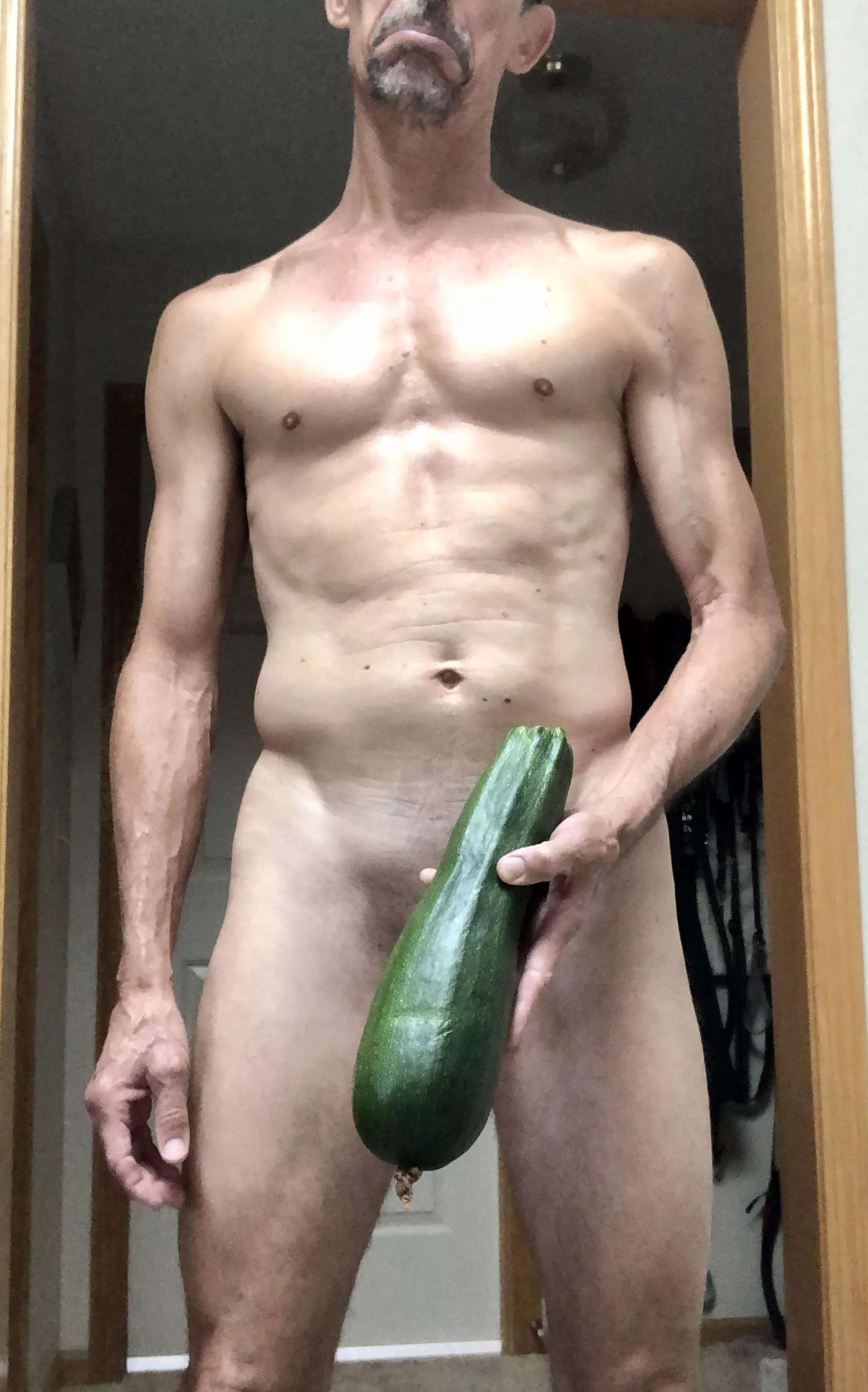 Annnnd we’ve reached the point in summer where my garden is throwing shade at me 😒🍆