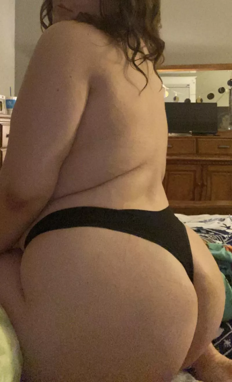 another pic here, would you let me sit this fat ass on your face?