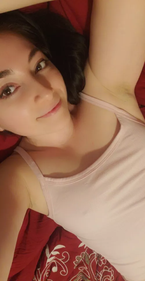 any armpit lovers want to join me in bed? 😈😘