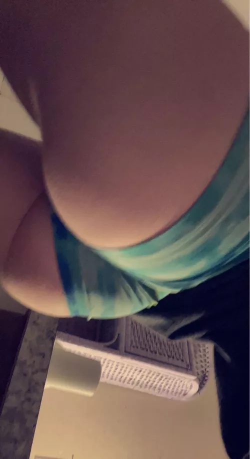 any bbc daddys wanna show off to a white fat ass 🥵