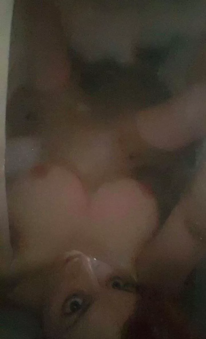 Any bbc who wants to play with me in my bath ?😈♠️