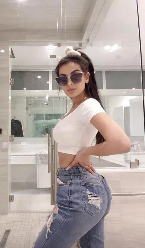 Any buds wanna share SSSniperwolf’s ass? I wanna eat it out so bad
