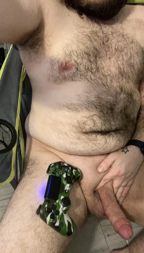 Any ladies like thick hairy guys ;)