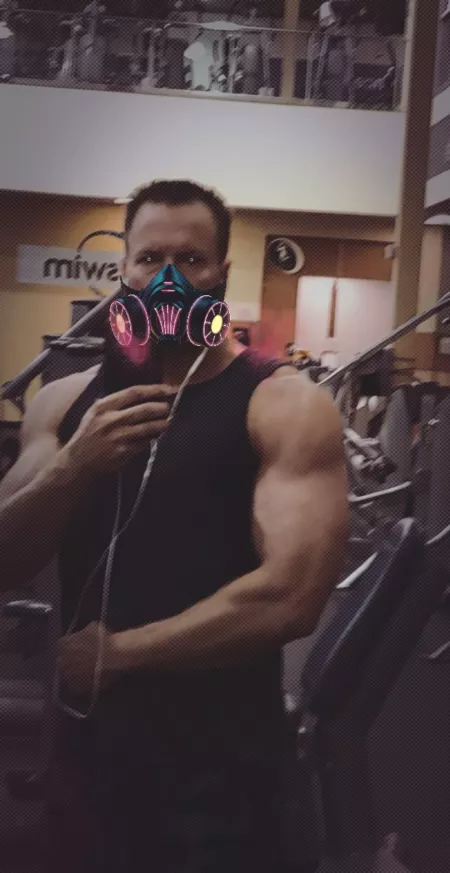 Any ladies want to feel [m]y arms around them?