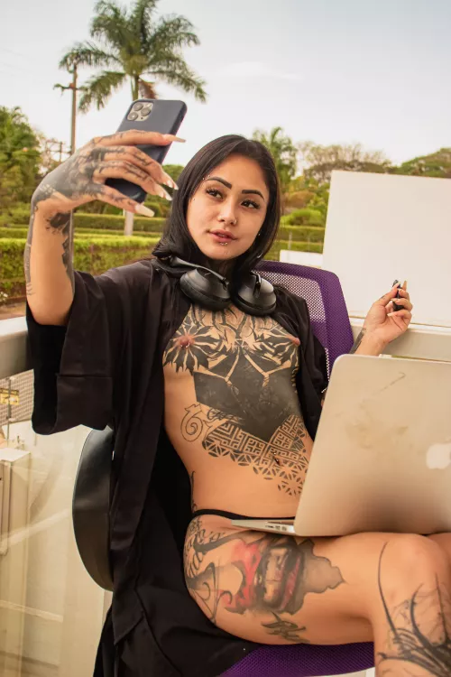 Any older man up for smashing a scene babe? 😏 Any older man up for smashing a scene babe? 😏