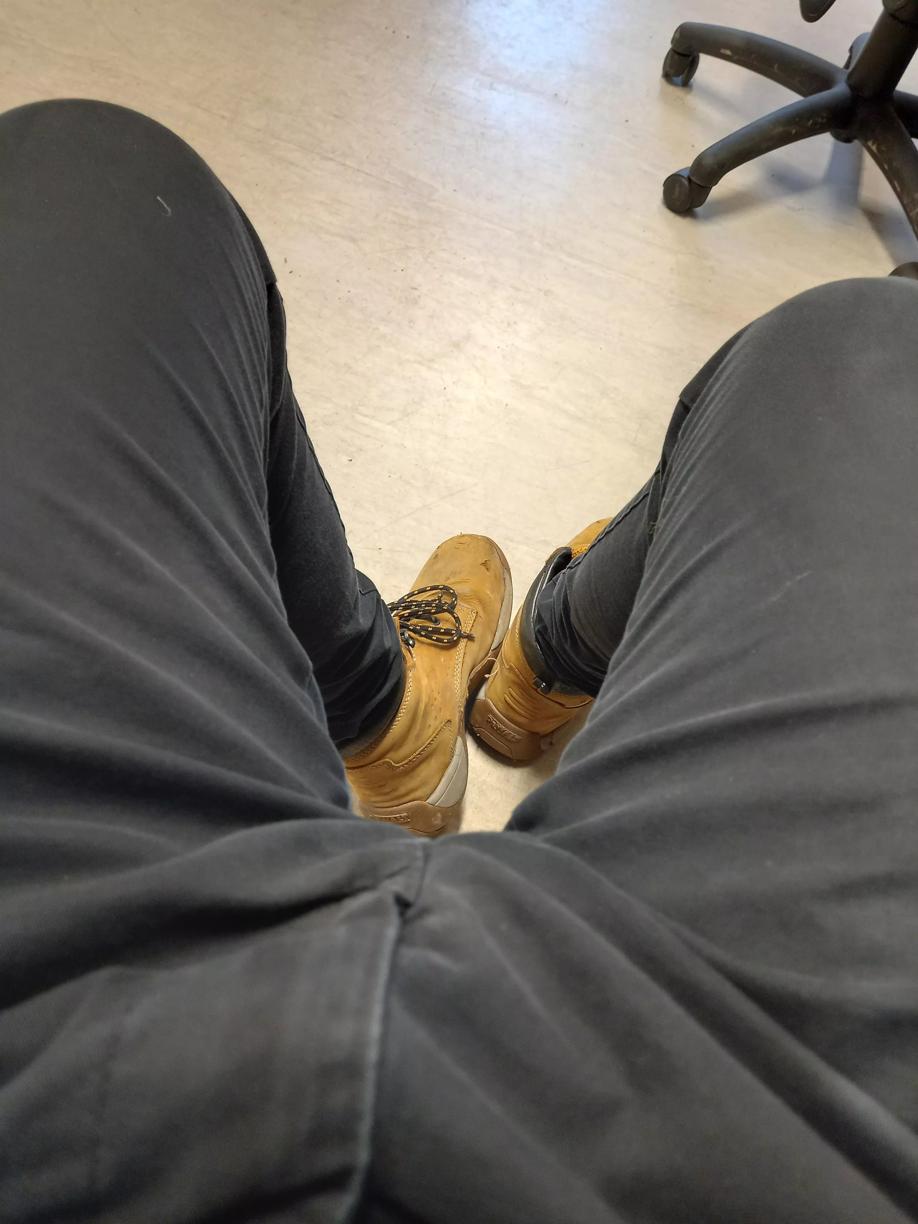 Any other workies/tradies fancy some Snapchat fun. Horny in work today.