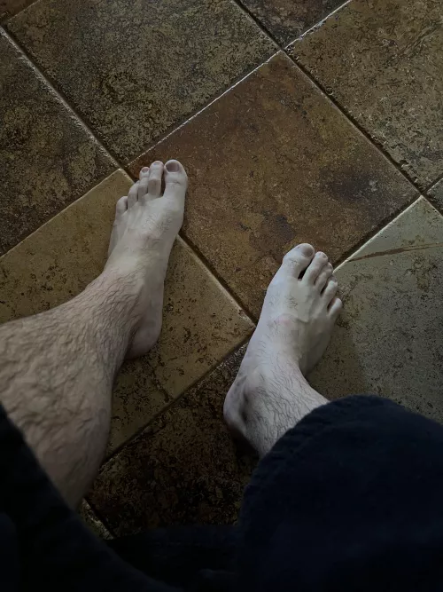 Any str8 dudes want to fuck me while licking my feet?