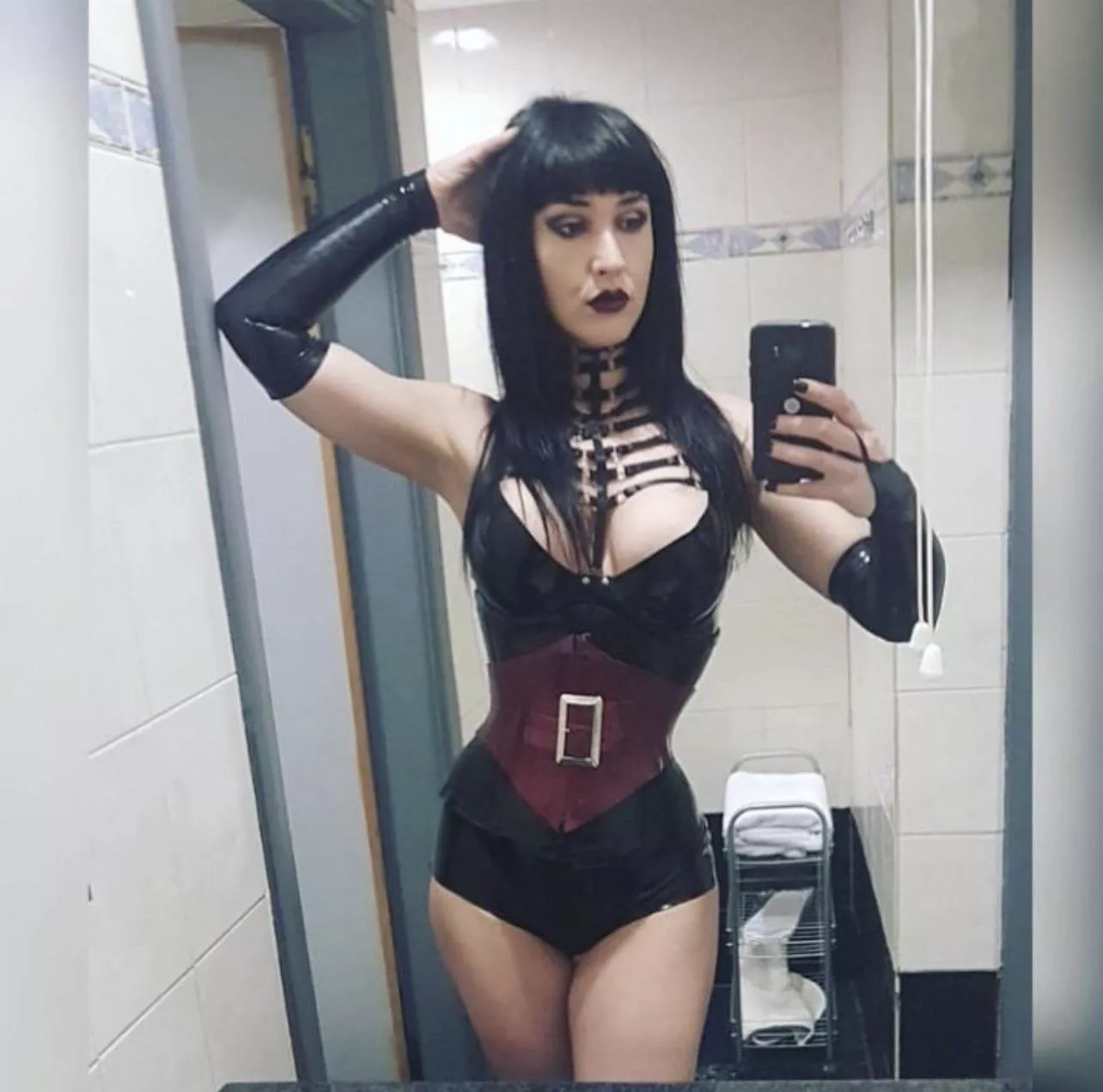 Any submissive who is ready to be explore with mommy…. Snapchat: mistressirena