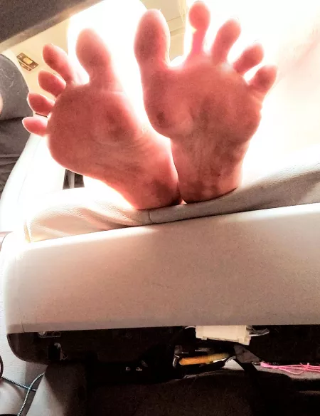 Any toe spreading dirty sole lovers here?? β€π
π
π