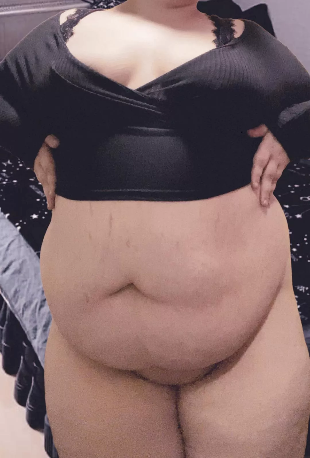 Any tummy lovers?🖤 Any tummy lovers?🖤