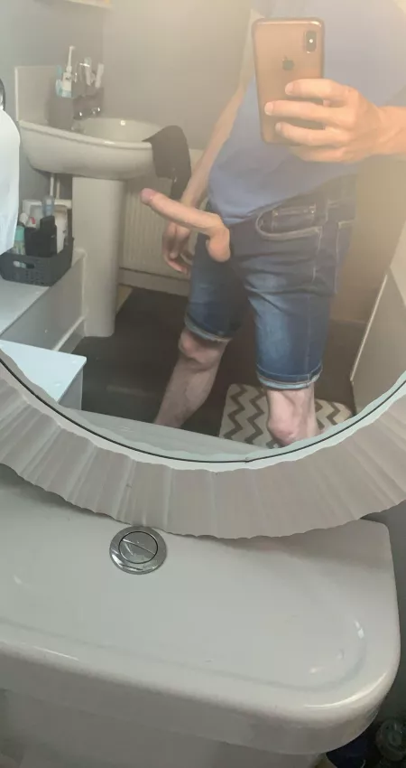 Any twinks wanna give me some head ๐ฅบ
