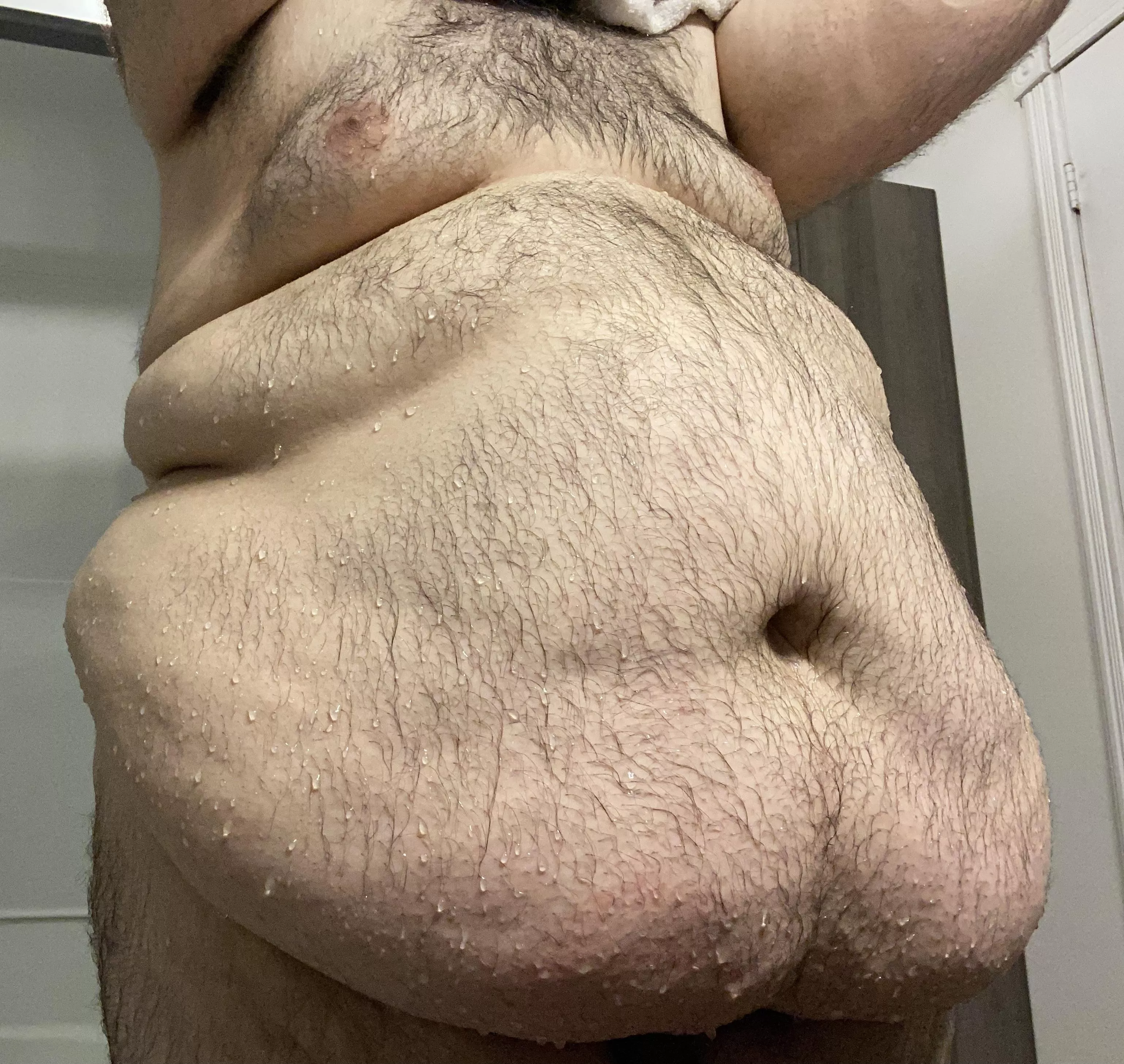 Any woman want to chat? I have a bellybutton fetish and i am a bit interested into belly punches...