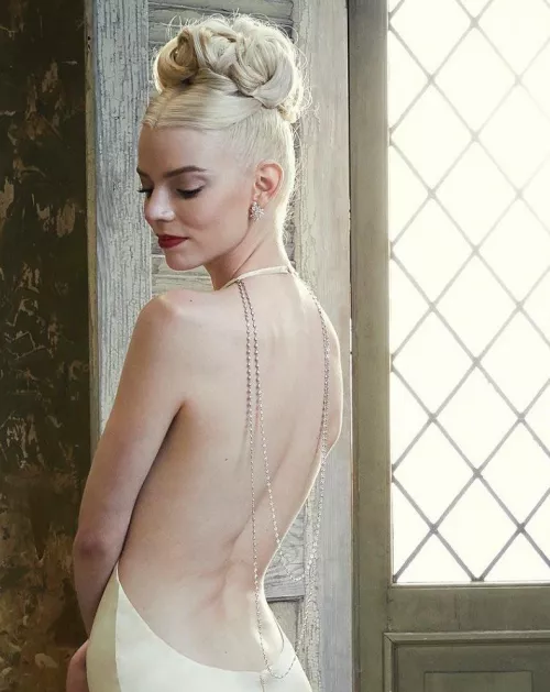 Anya Taylor-Joy has such a sexy back Anya Taylor-Joy has such a sexy back